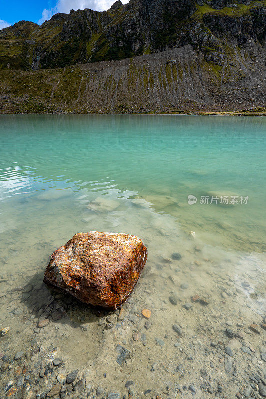 位于瑞士斯泰因冰川和斯泰因湖周围的美丽的瑞士阿尔卑斯山的Susten Pass